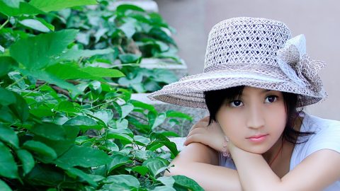 美女视频合规运营专题封面图，展示内容审核流程图表，背景为简洁白色办公环境，体现平台对内容安全的重视